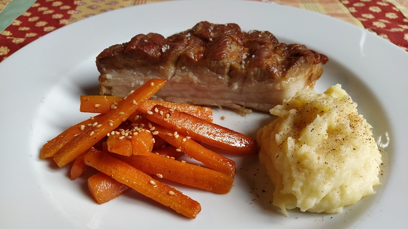 Pork Belly con purè di patate rosse e carote al burro